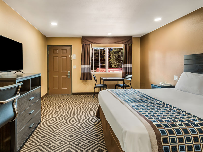 King bed guest room at Americas Best Value Inn Ukiah